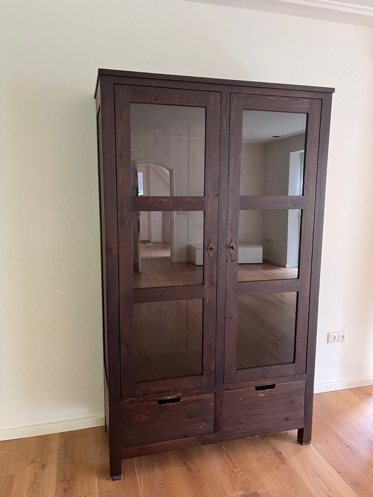 Mooie houten vitrinekast met glazen deuren en lades, Huis en Inrichting, Kasten | Vitrinekasten, Ophalen, Gebruikt, Glas, Landelijk, Modern