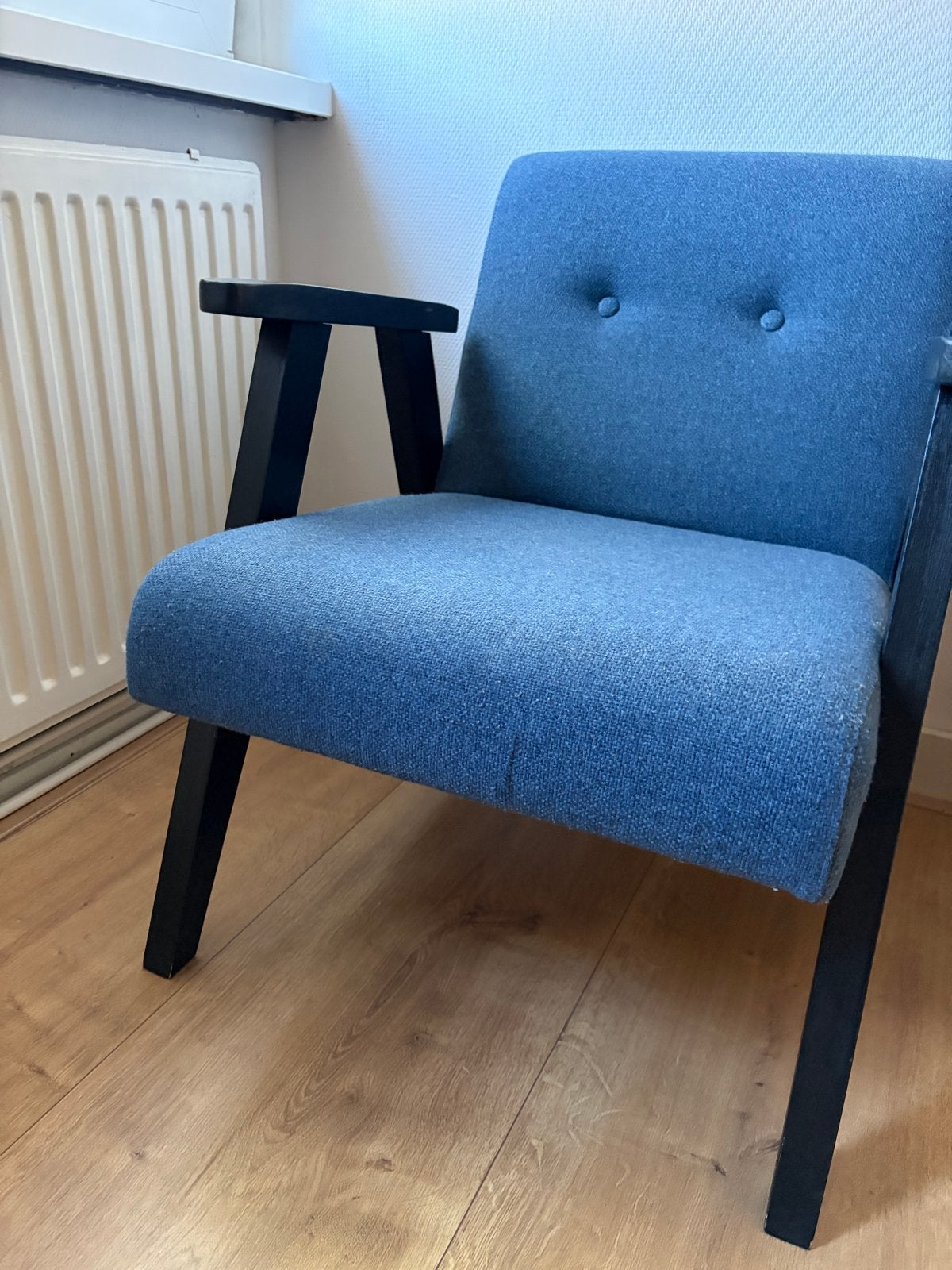 Blauwe stoel met zwart houten frame, Ophalen, Gebruikt, Blauw, Eén