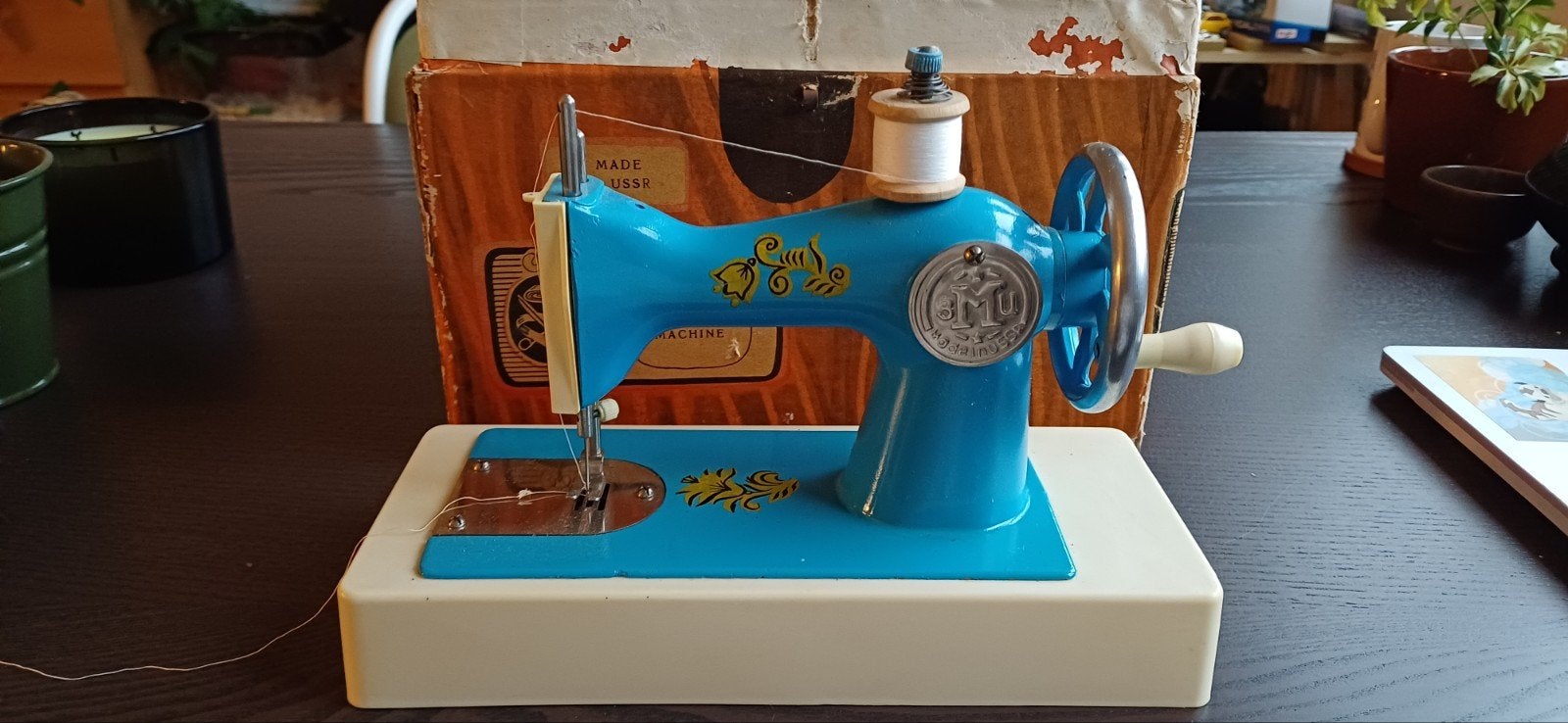 Blauwe vintage naaimachine gemaakt in USSR (zoldervondst), Ophalen