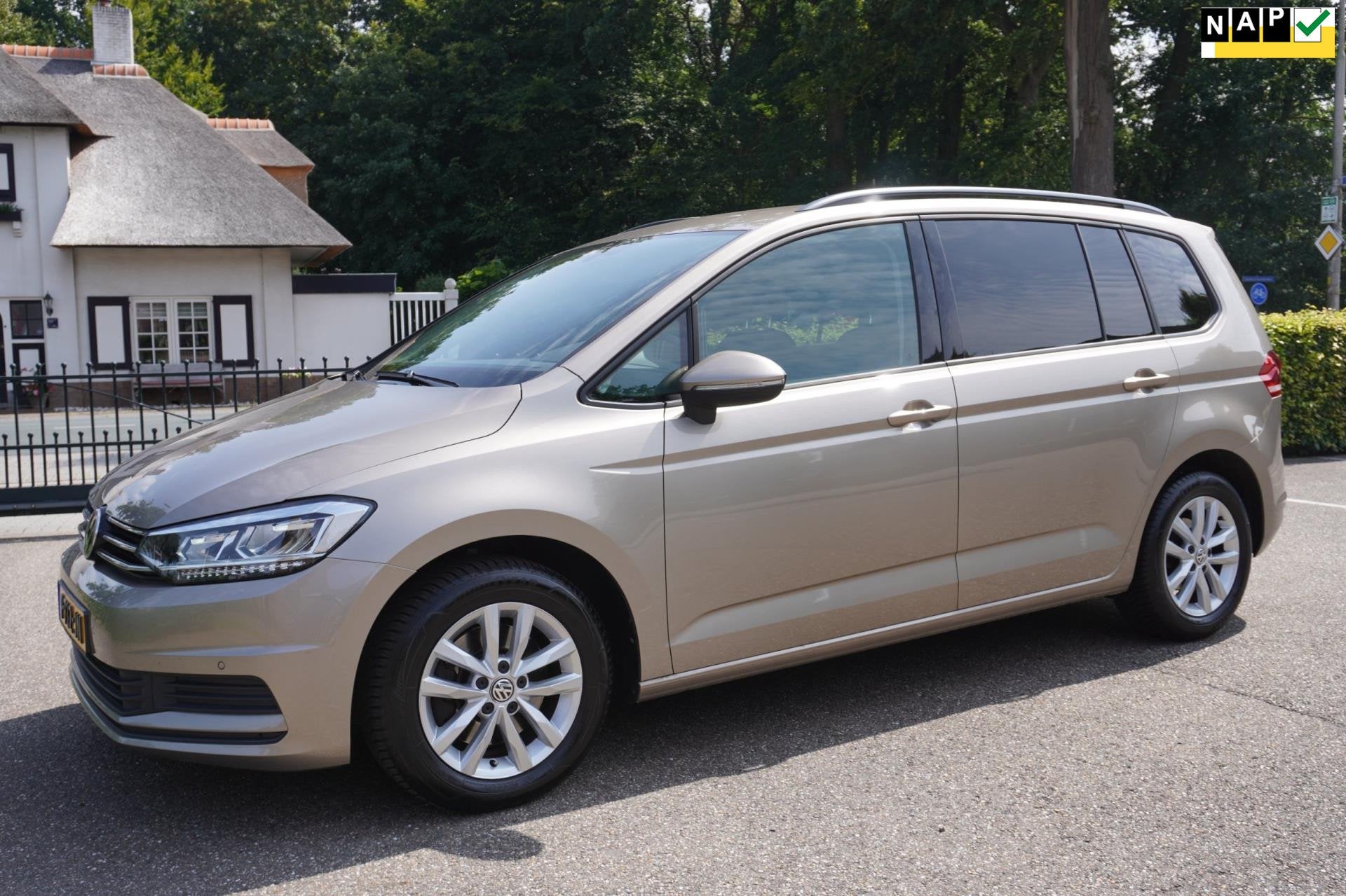 Volkswagen Touran 1.0 TSI Highline Business R 7pers Navi Pdc, Auto's, Voorwielaandrijving, Dealer onderhouden, Gebruikt, Euro 6