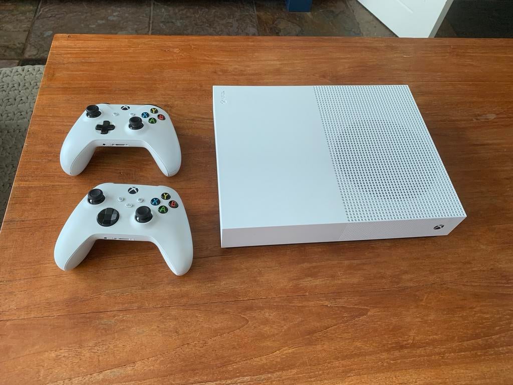 Xbox One S All Digital Edition met 2 controllers, Spelcomputers en Games, Spelcomputers | Xbox One, Ophalen of Verzenden, Zo goed als nieuw