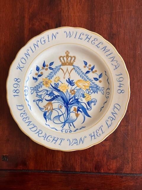 Bord Wilhelmina, Verzamelen, Koninklijk Huis en Royalty, Ophalen of Verzenden, Zo goed als nieuw, Nederland, Servies