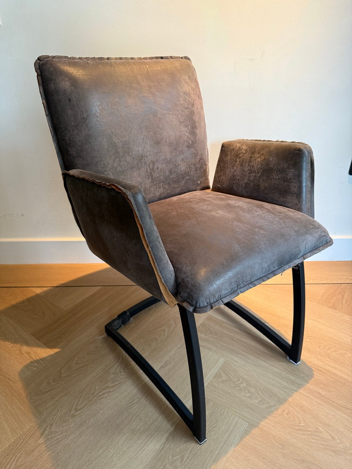 4 Moderne eetkamerstoelen - Grijs leer, zwart metalen frame, Huis en Inrichting, Stoelen, Ophalen, Gebruikt, Leer, Vier