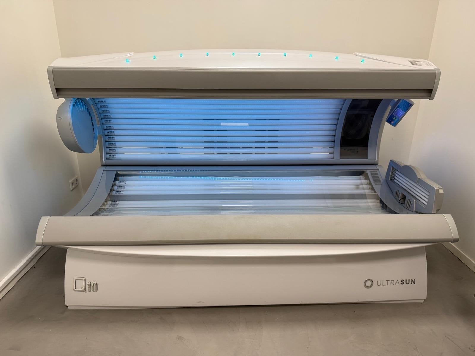 Ultrasun Q10 Zonnebank Dubbelzijdig met muntinworp, Ophalen, Gebruikt, Zonnebank dubbelzijdig, 15 lampen of meer