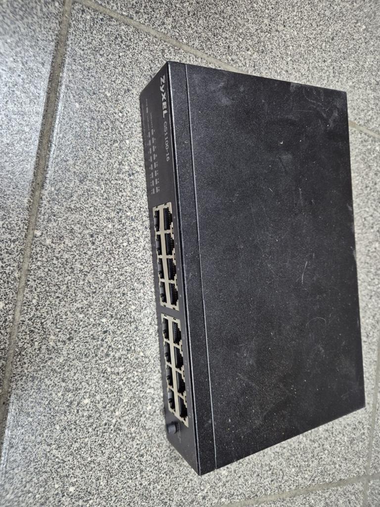 Zyxel GS1100-16 16-poorts Gigabit Ethernet Switch, Computers en Software, Netwerk switches, Ophalen of Verzenden, Gebruikt
