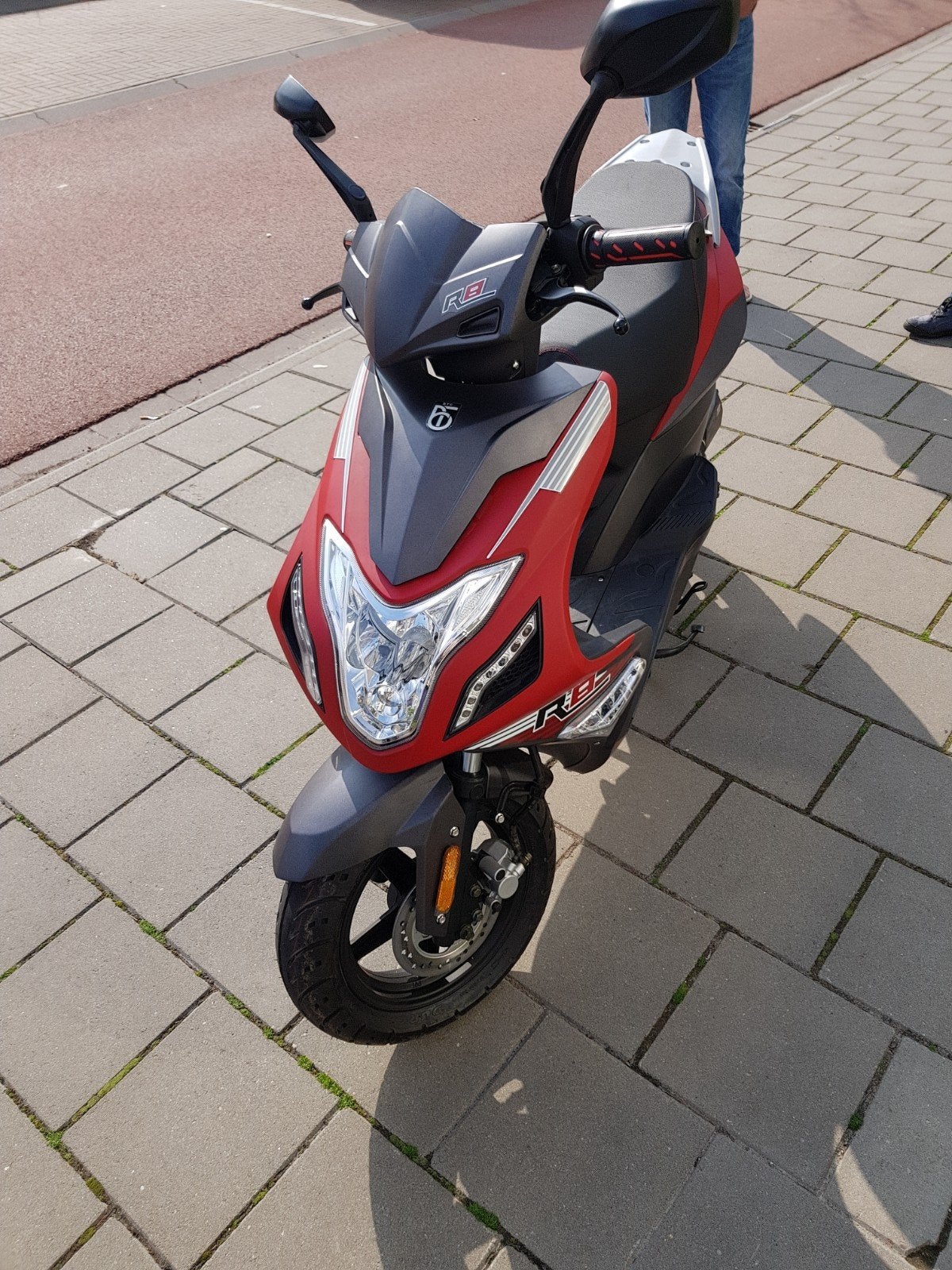 Sportieve rode snor scooter, merk BTC Sporting type R8 ., Fietsen en Brommers, Ophalen of Verzenden, Zo goed als nieuw, Benzine