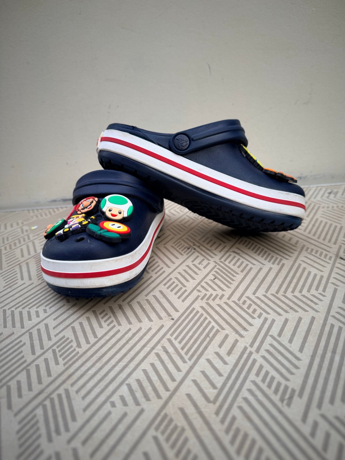 Crocs met Mario Bros Jibbitz - Maat 27/28, Ophalen of Verzenden, Gebruikt, Jongen of Meisje