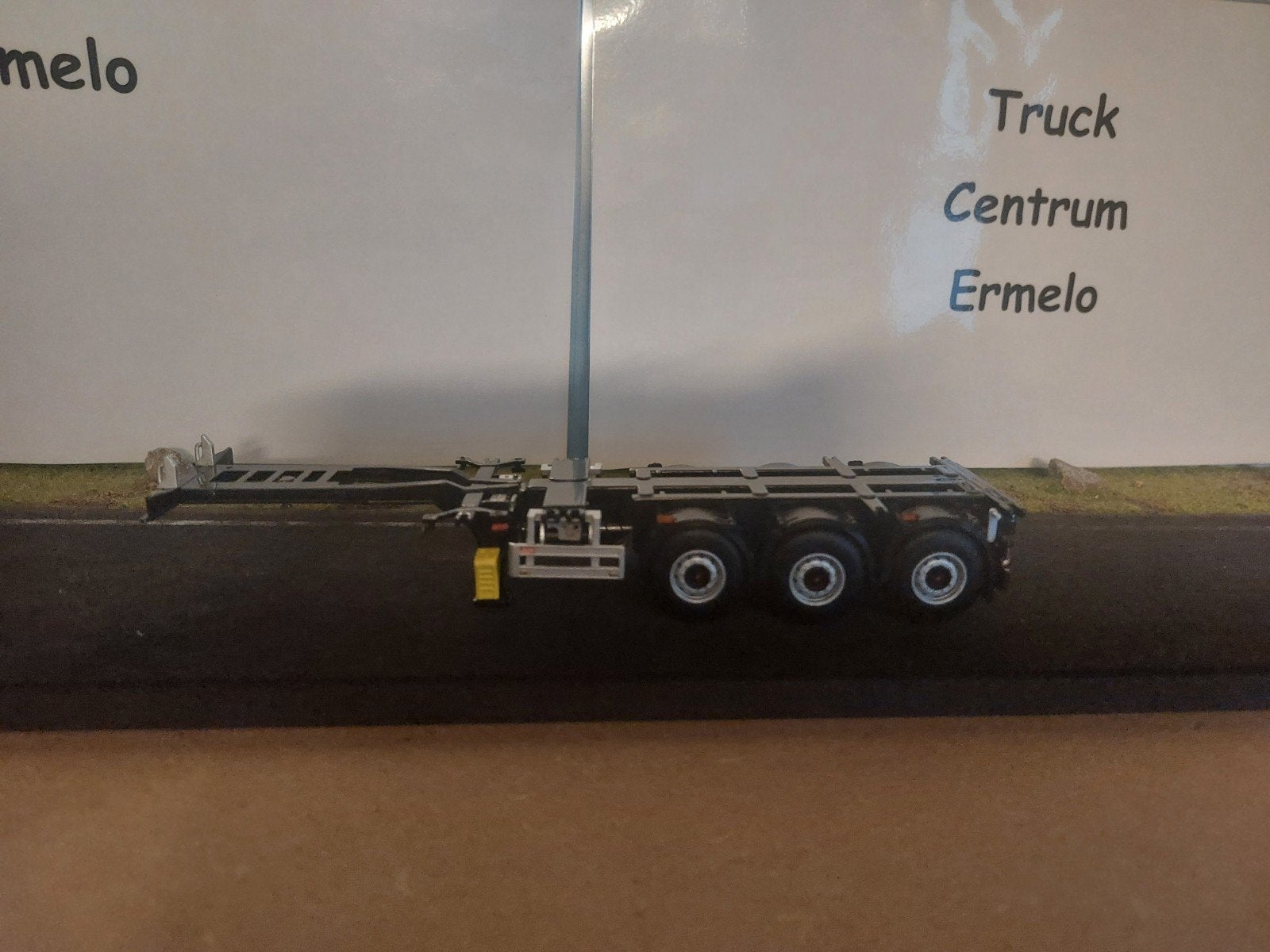 CONTAINER TRAILER - 3 AXLE
Verzending is voor rekening en ri, Hobby en Vrije tijd, Modelauto's | 1:50, Ophalen of Verzenden, Nieuw