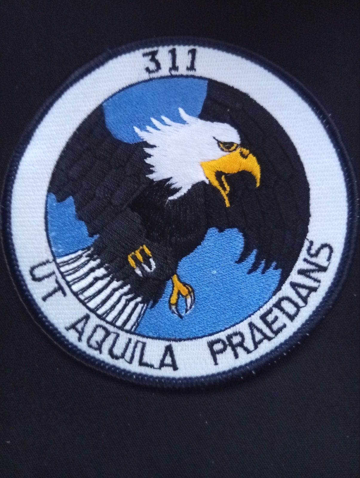 patch 311 squadron Ut Aquila Praedans, Ophalen of Verzenden, Zo goed als nieuw, Patch, Badge of Embleem