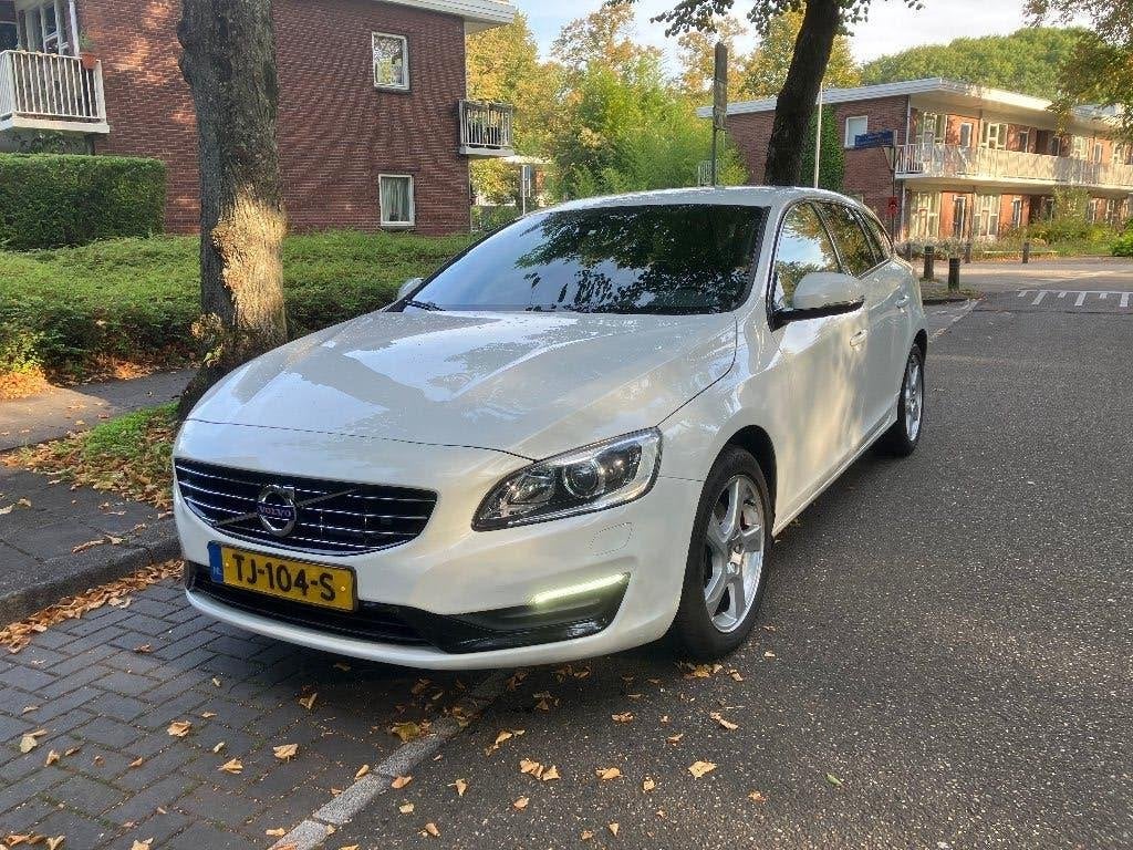 Volvo V60 T2 122pk Geartronic 2018 Wit | leer| navi, Auto's, 1498 cc, Zwart, 4 cilinders, Origineel Nederlands