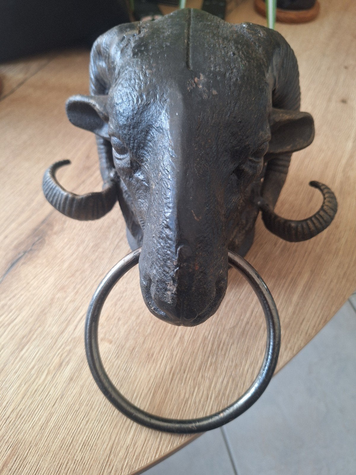 gietijzeren rammenkop met ring voor aan de muur, Ophalen