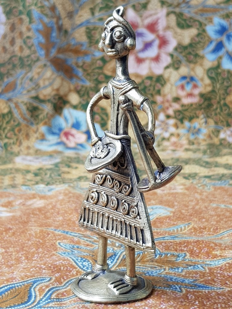 Mooi oud brons beeldje uit India van een vrouw 12 cm., Antiek en Kunst, Handgemaakt, India, Ophalen of Verzenden, Brons