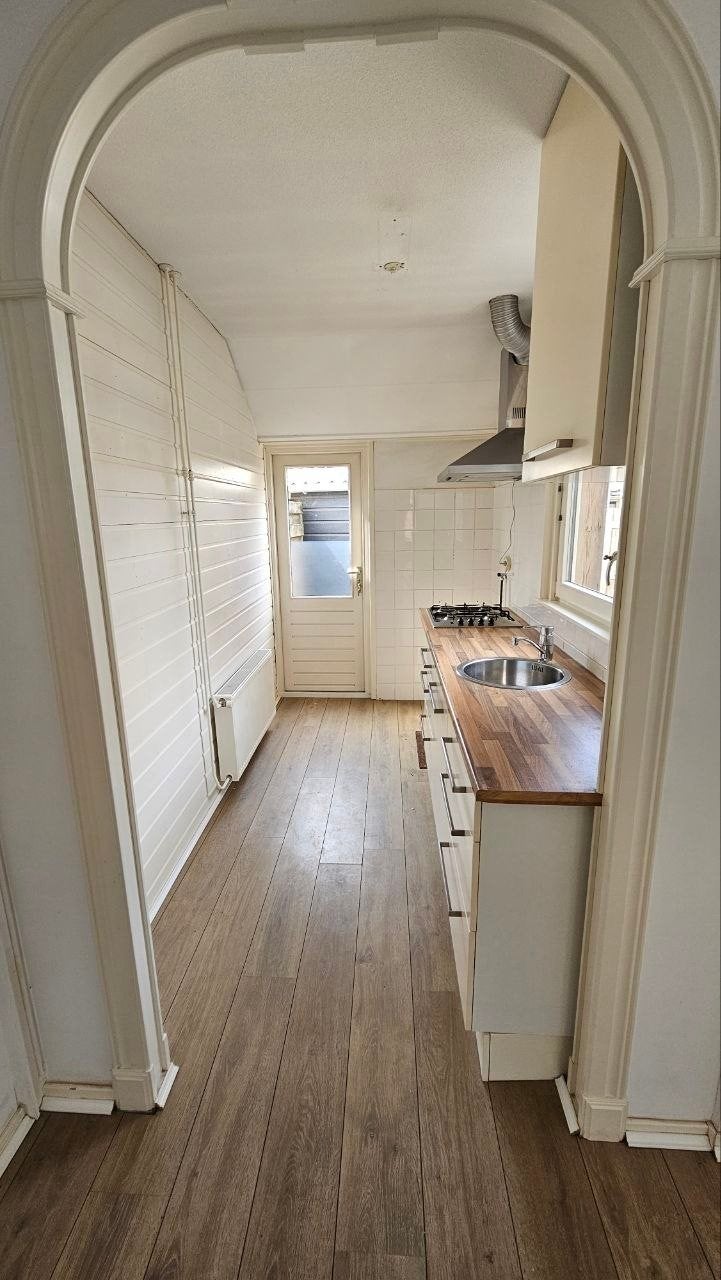 Compacte keuken met houten blad en gasfornuis, Huis en Inrichting, Keuken | Complete keukens, Ophalen, Gebruikt, Bruin, Enkelwandige keuken