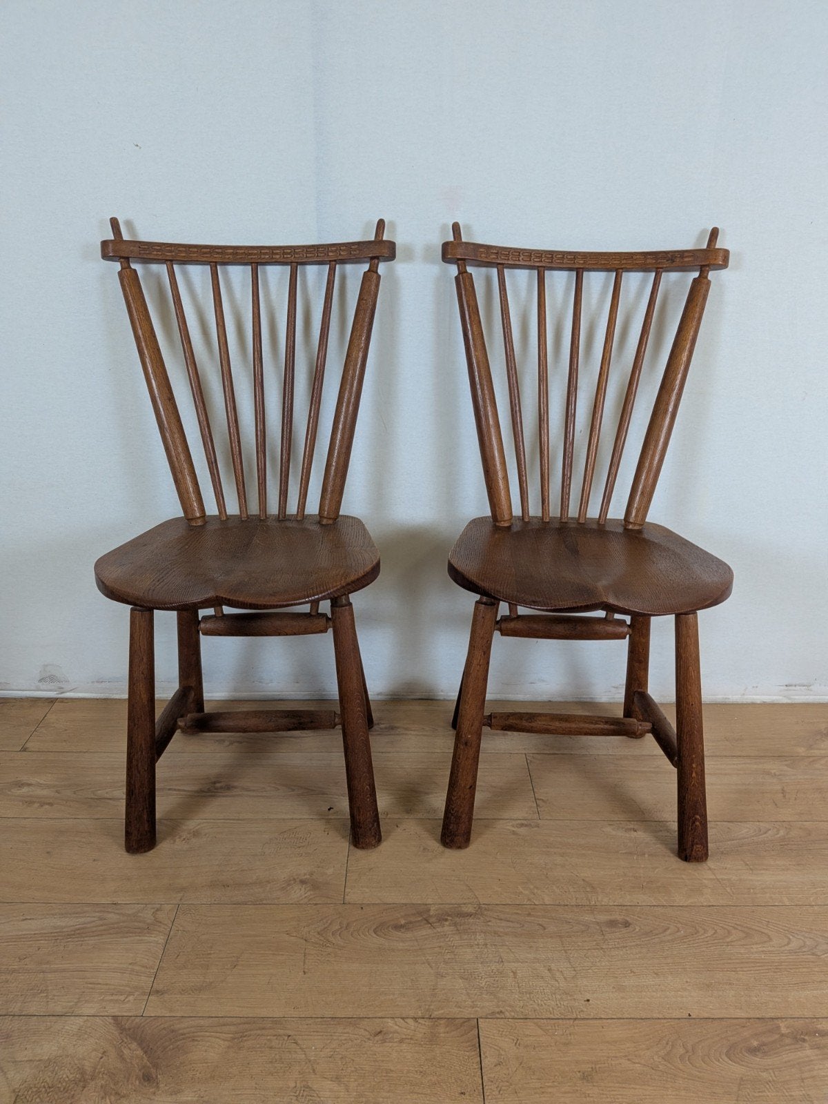 Set van 2 Vintage Houten Windsor Stoelen – Spijlenrug, Antiek en Kunst, Ophalen of Verzenden