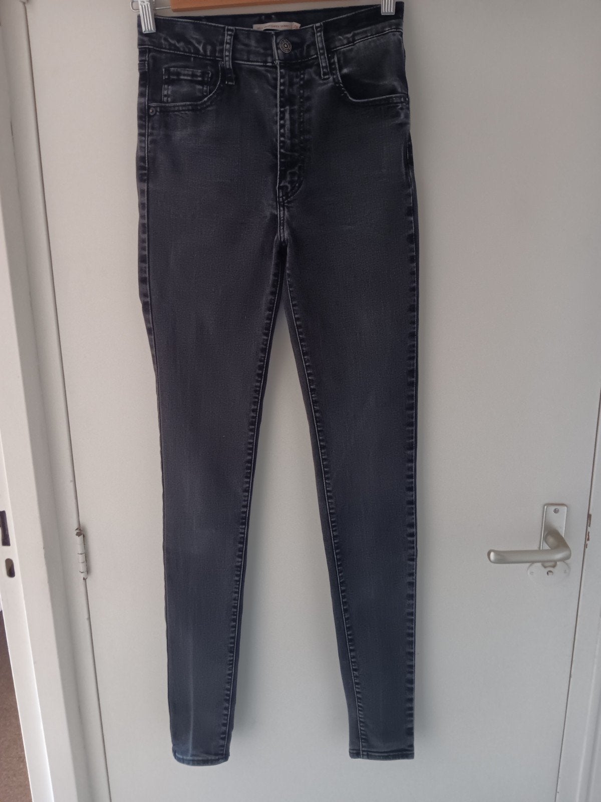 Levi's antraciet jeans mt: 28, Kleding | Dames, Ophalen of Verzenden, Zo goed als nieuw, Grijs, W28 - W29 (confectie 36)