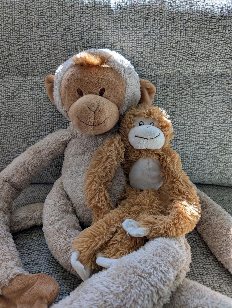 Knuffel-apen, 2 x, klein en groot met klittenband aan poten, Ophalen of Verzenden, Zo goed als nieuw, Middelgroot (20 tot 80 cm)