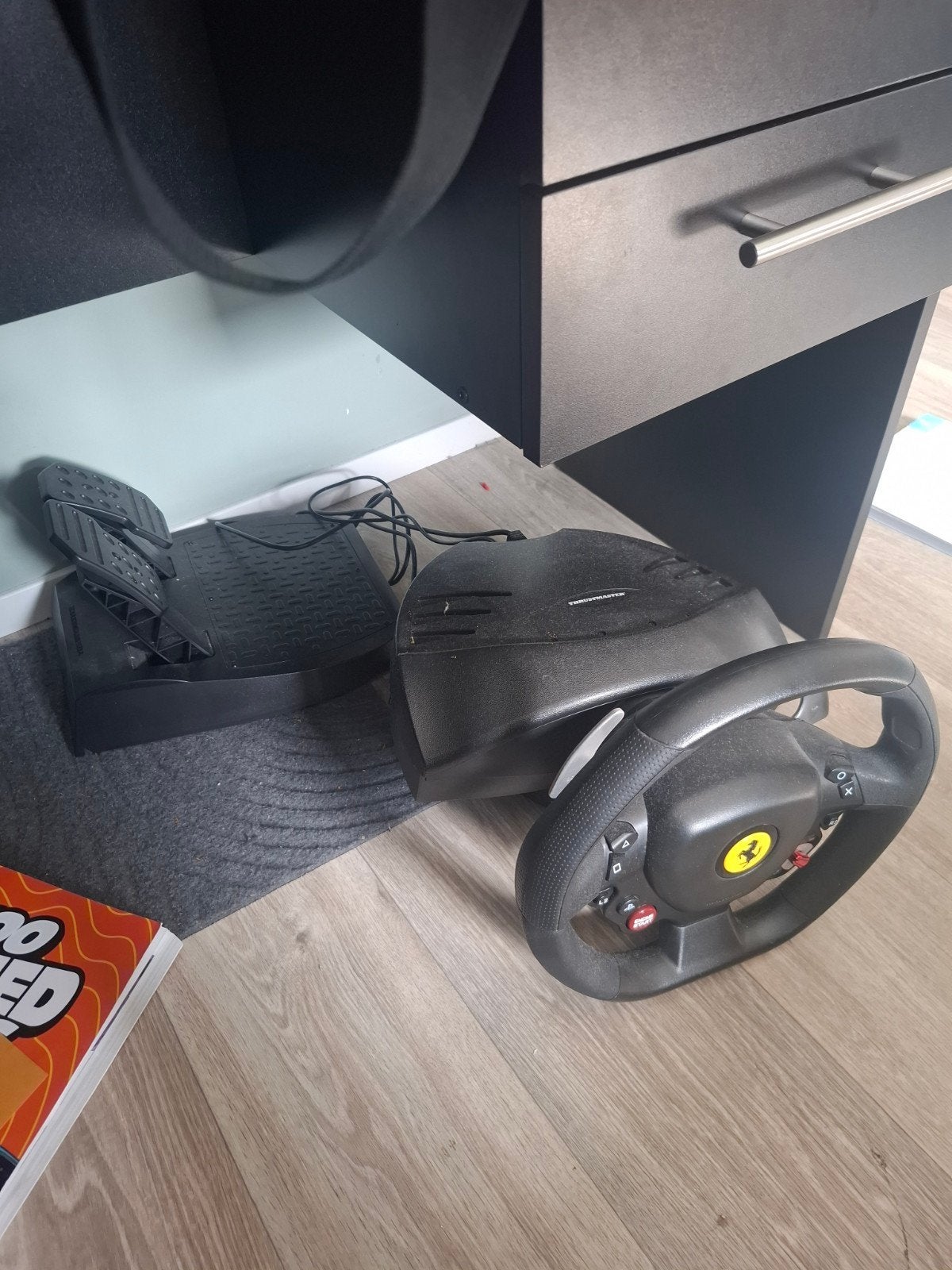 Thrustmaster Ferrari racestuur met pedalen, Ophalen, Racestuur, Gebruikt, Force feedback
