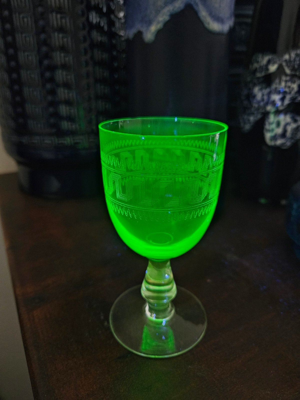 Vintage groen glas op voet – geëtst decor – uraniumglas glow, Ophalen of Verzenden