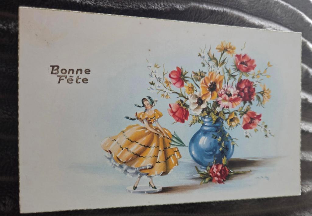 Dansende vrouw in gele jurk naast blauwe vaas bloemen, Verzamelen, Ansichtkaarten | Themakaarten, Verzenden, Ongelopen, Overige thema's