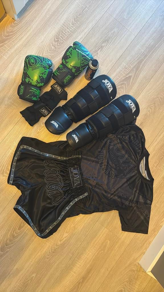 Joya Vechtsport Set: Bokshandschoenen, Scheenbeschermers & K, Maat M, Ophalen, Zo goed als nieuw, Overige