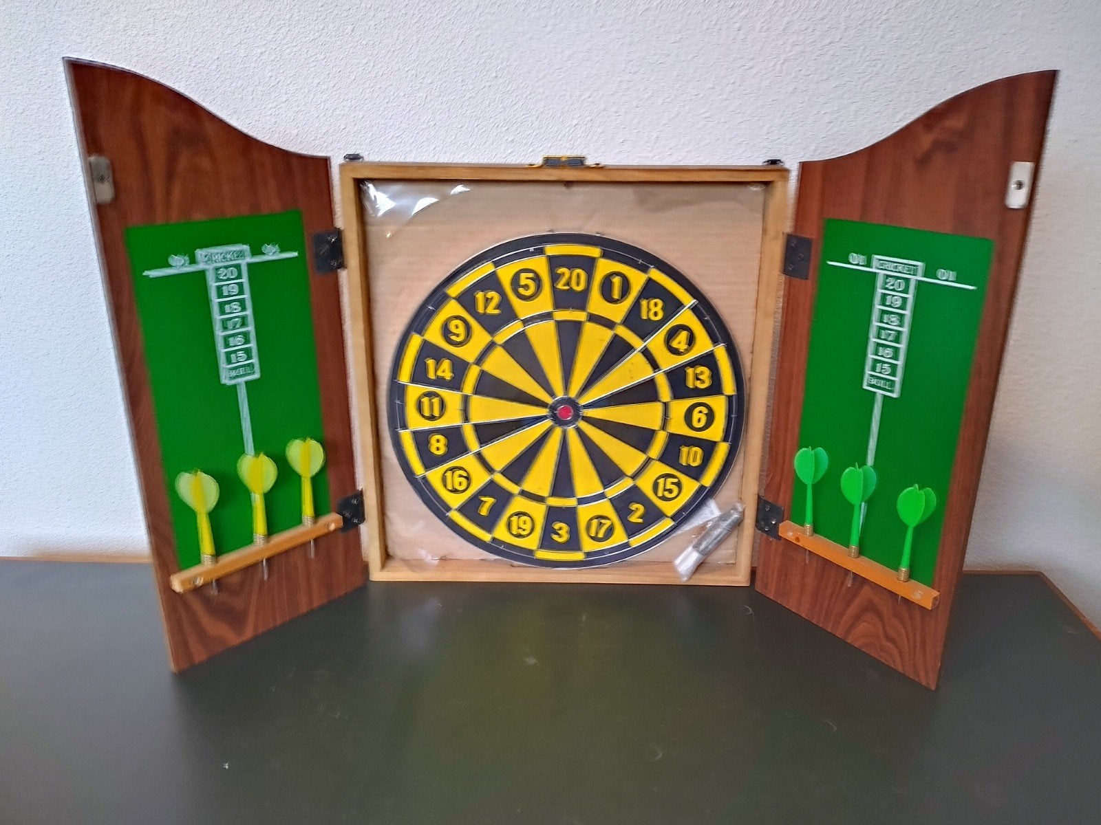 Dartbord met ombouw, Sport en Fitness, Darts, Ophalen of Verzenden, Dartbord