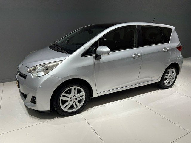 TOYOTA Verso-S 1.3 VVT-i 99pk CVT Dynamic Pano Trekhaak Clim, Auto's, Toyota, Stof, Gebruikt, Zwart, 4 cilinders