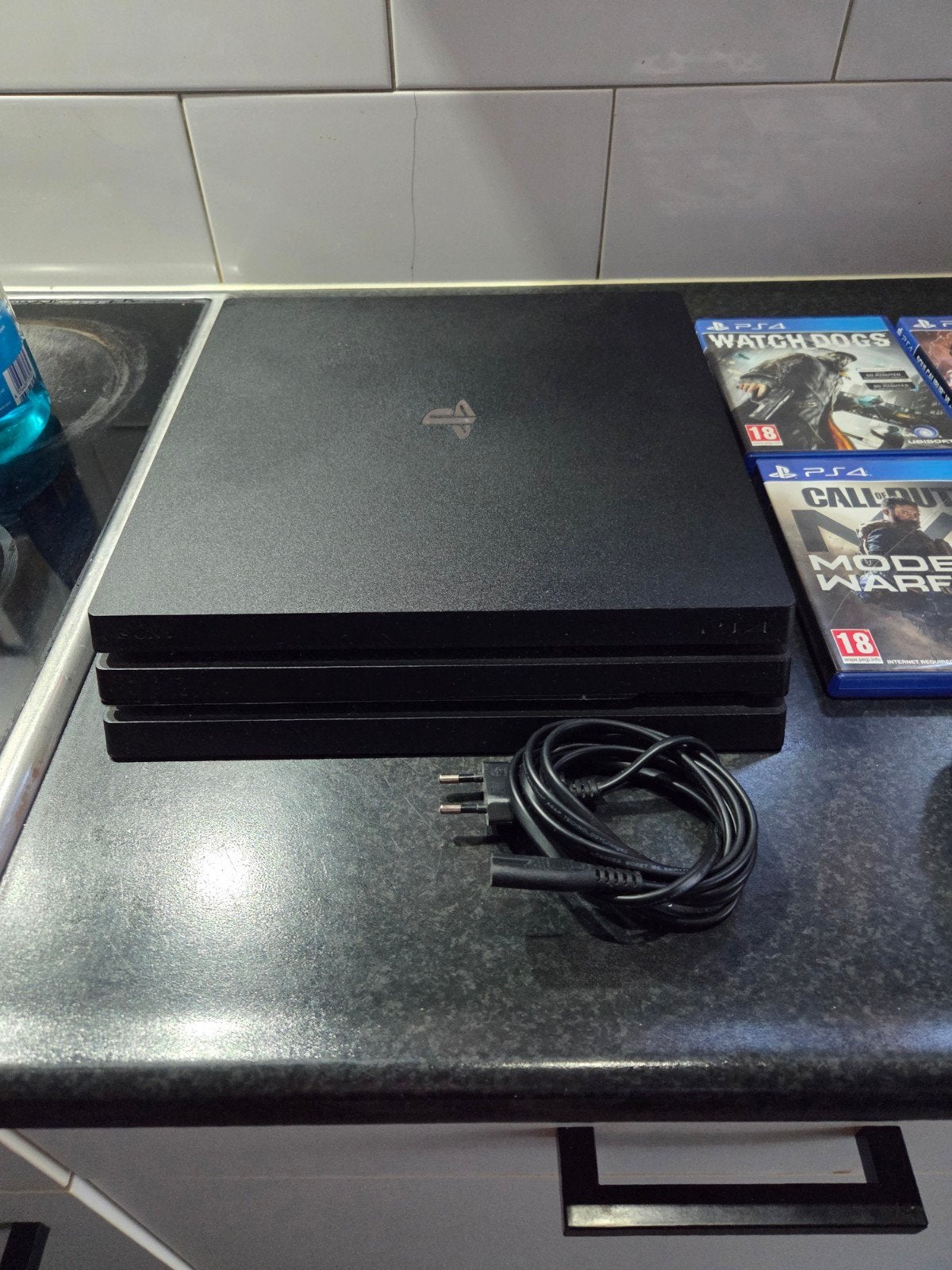 Ps4 pro 1 tb , 1 controller en 4 games., Ophalen, Zo goed als nieuw, 1 TB, Met 1 controller