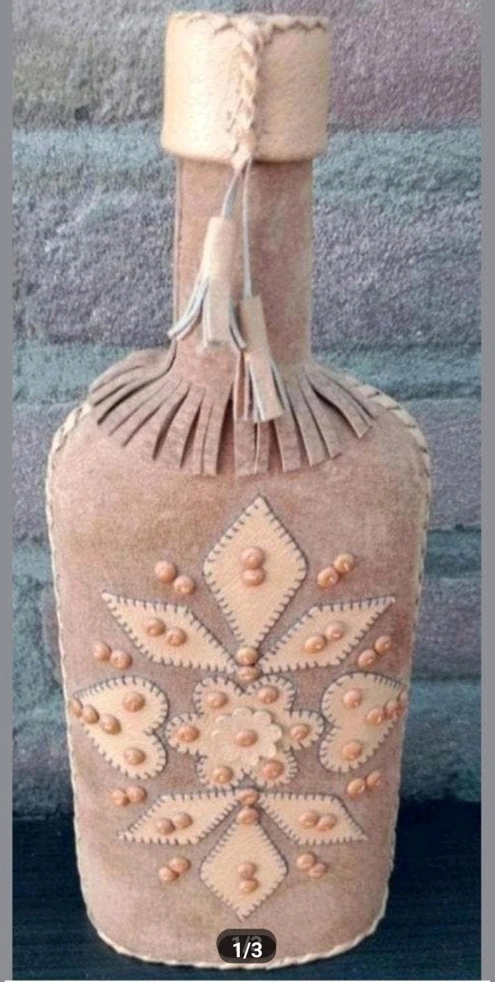 Vintage  leergebonden karaf met leren decoratiedetail, Verzamelen, Ophalen, Huis en Inrichting