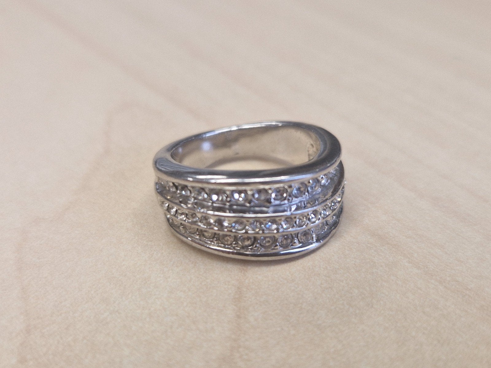 Zilverkleurige ring met vol met schitterende steentjes, Met kristal, Overige materialen, Ophalen of Verzenden, Dame
