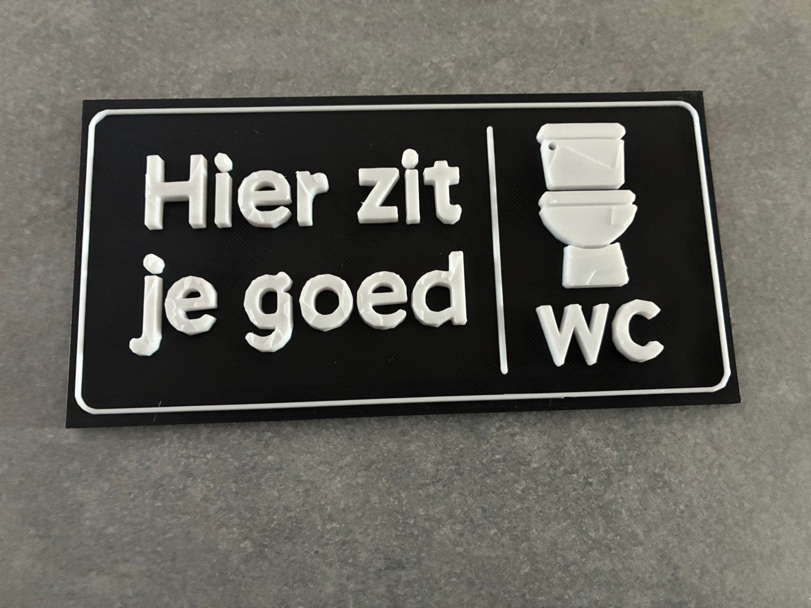 Toiletbordje – “Hier zit je goed”, Meerkleurig, Ophalen of Verzenden, 15 cm, 8 cm