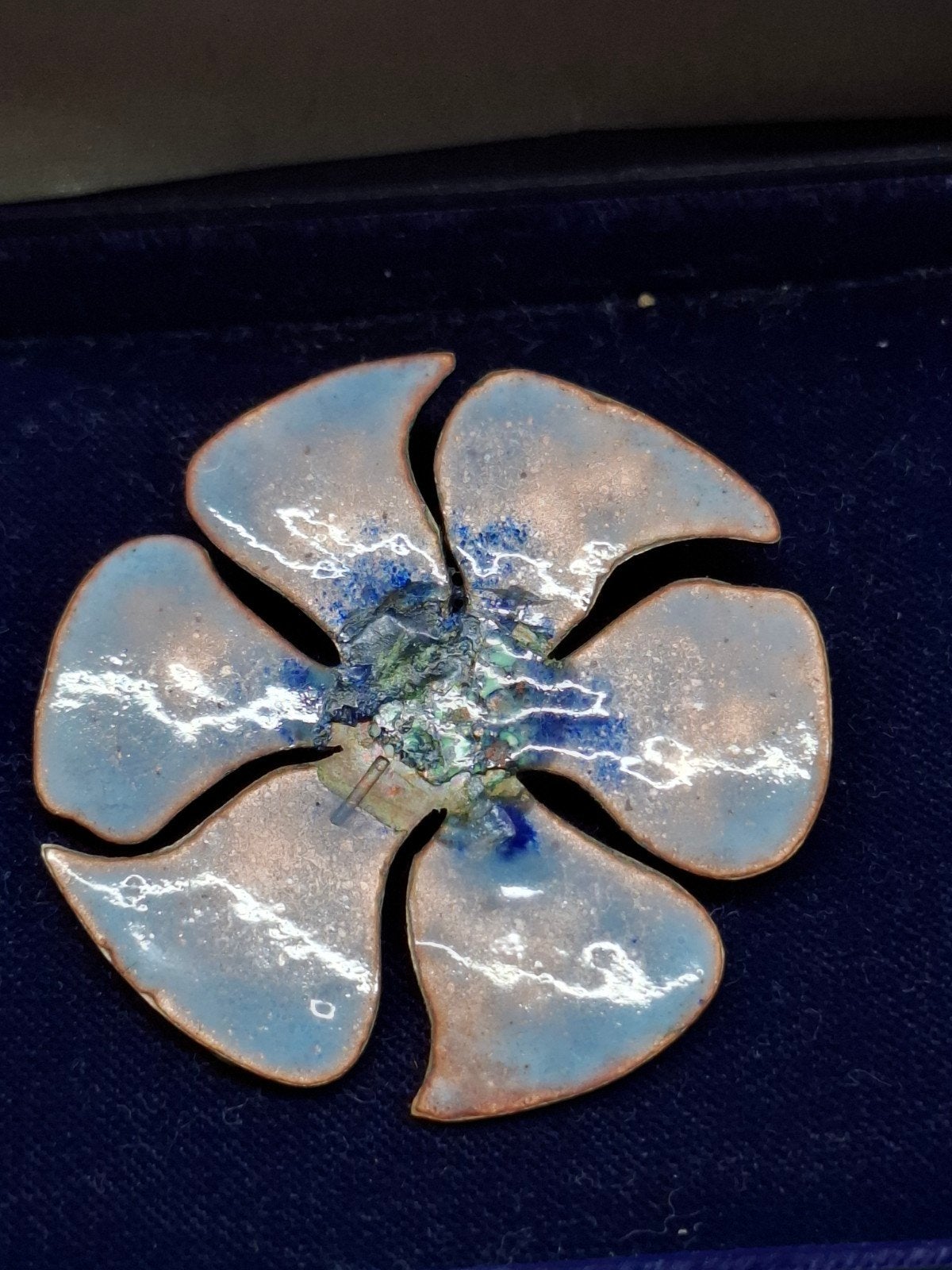 Vintage Broche Emaille Bloem Koper Blauw, Sieraden, Tassen en Uiterlijk, Broches, 4 tot 7 cm, Blauw, Ophalen of Verzenden, Koper