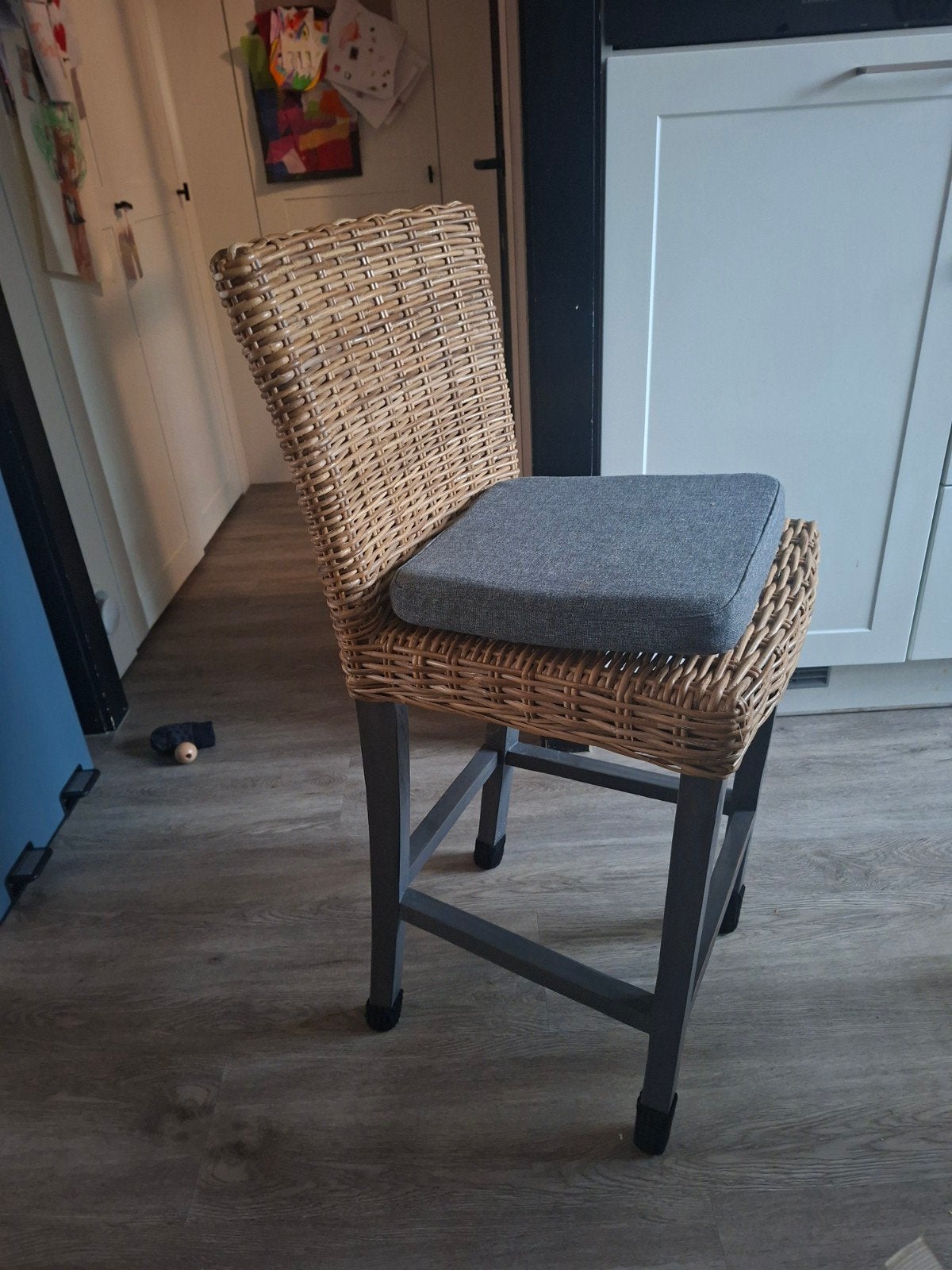 3 mooie rieten barstoelen, Ophalen, 60 tot 90 cm