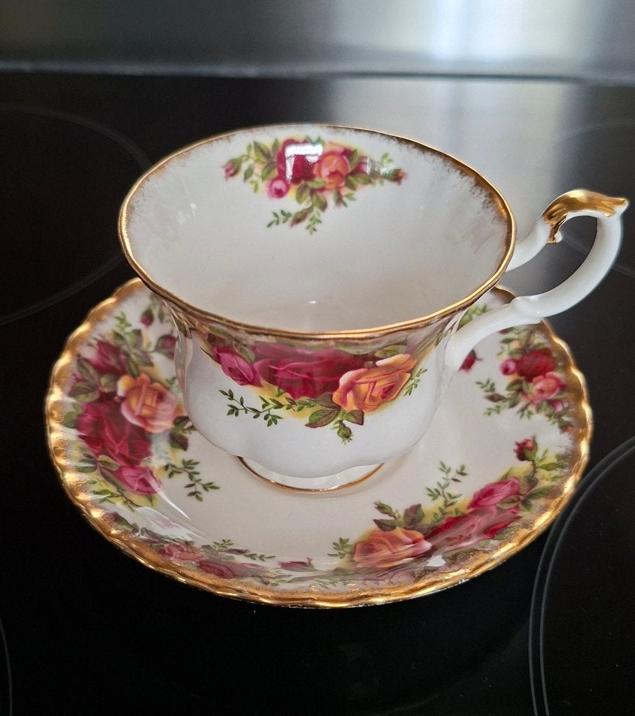 Royal Albert, Cambridge Garden en Bone China kop en schotels, Ophalen of Verzenden, Zo goed als nieuw, Porselein, Kop en/of schotel