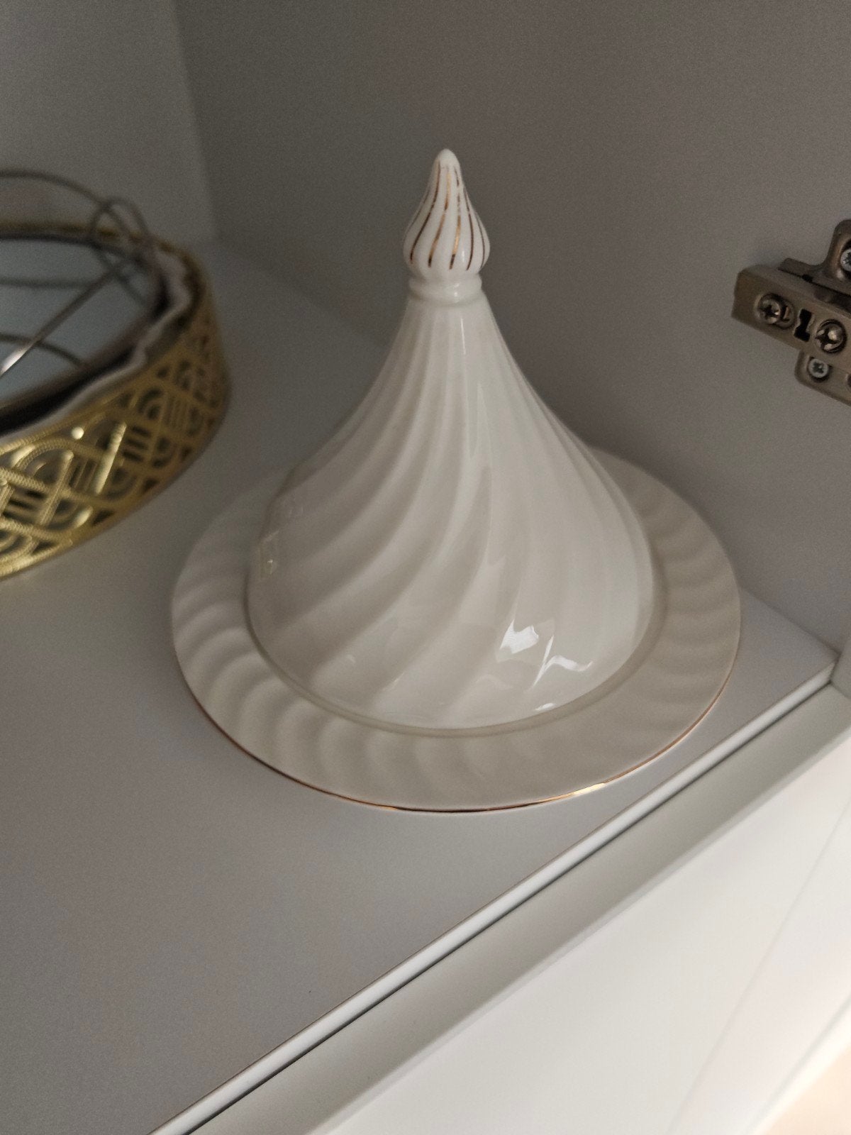 Witte botervloot met gouden rand en swirl design, Ophalen of Verzenden, Zo goed als nieuw, Keramiek, Modern