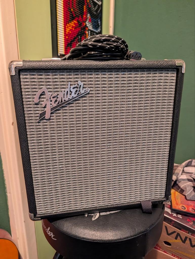 Fender Rumble 15 basversterker - Compact en krachtig, Muziek en Instrumenten, Snaarinstrumenten | Gitaren | Bas, Ophalen, Zo goed als nieuw