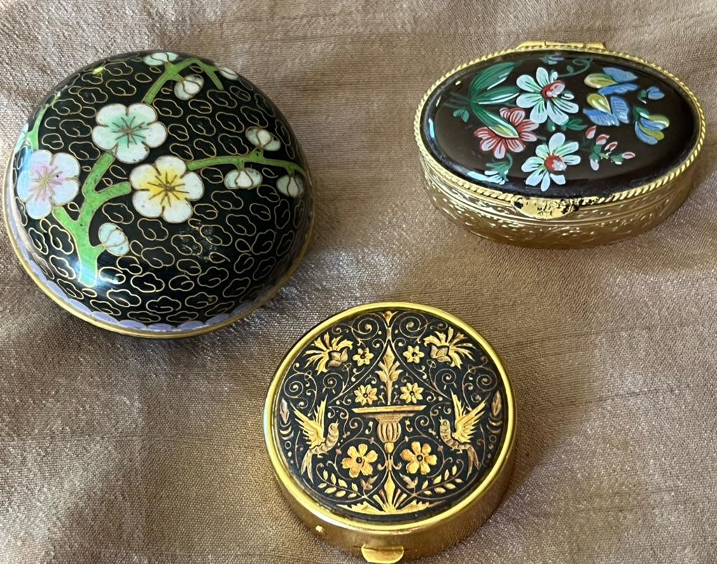 Drie kleine naalden/sieraden/pillendoosjes., Verzenden