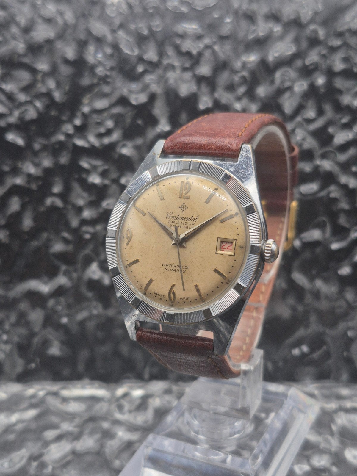 Continental Calendar Nivarox 30 Rubis Engine Turned Bezel, Gebruikt, IOS, Continental, Continental