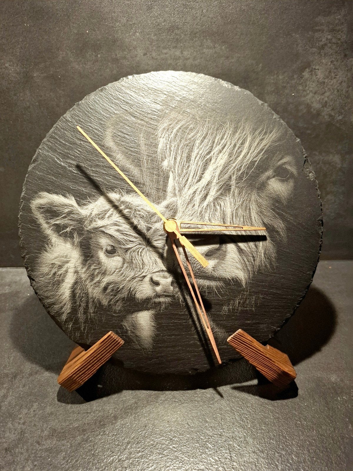 leisteen klok Schotse Hooglander met houten wijzers, Ophalen of Verzenden, Nieuw, Tafelklok