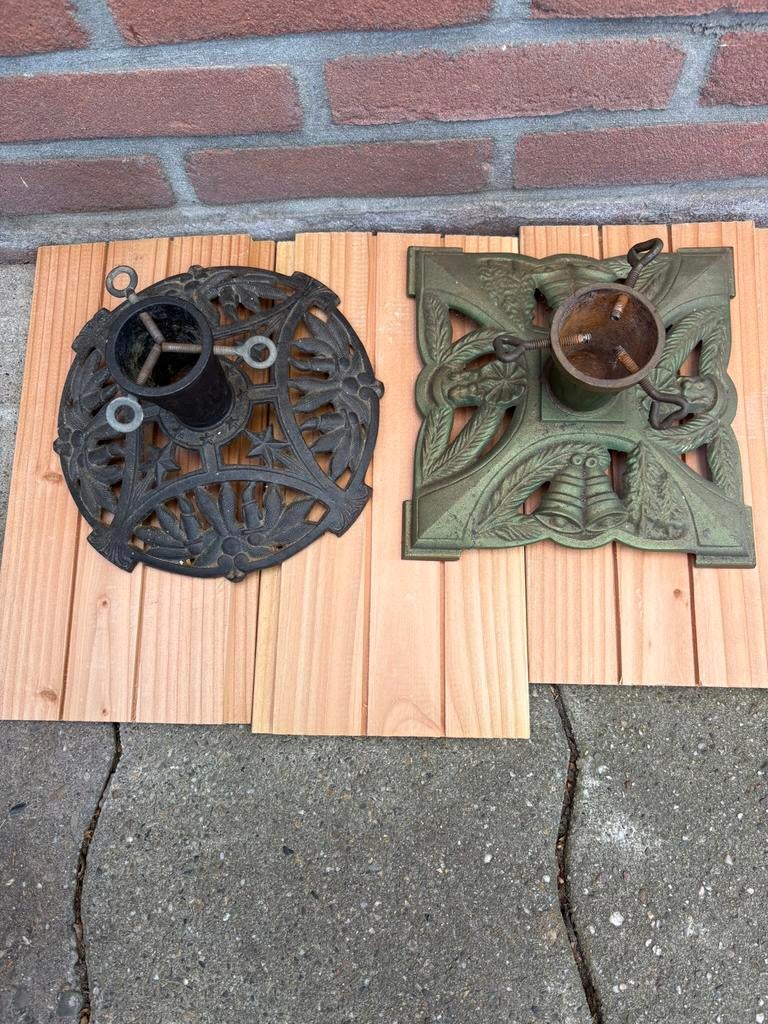 2 Stuks Gietijzeren Kerstboom Standaards, Diversen, Kerst, Ophalen of Verzenden, Zo goed als nieuw