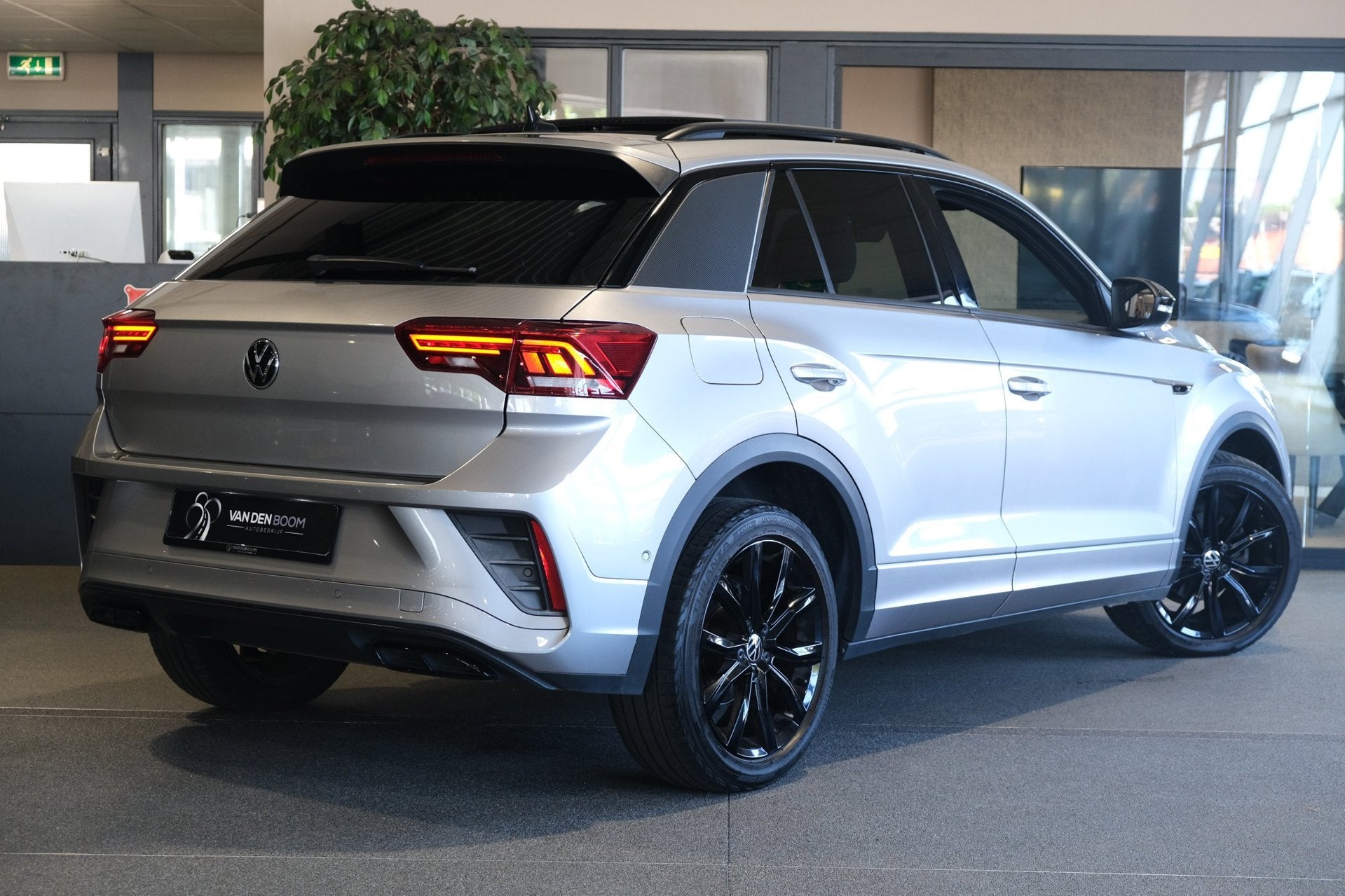 Volkswagen T-Roc 1.5 TSI R-Line Black Pack Pano Navi Acc Led, Auto's, Volkswagen, Voorwielaandrijving, Parkeerassistent, 4 cilinders