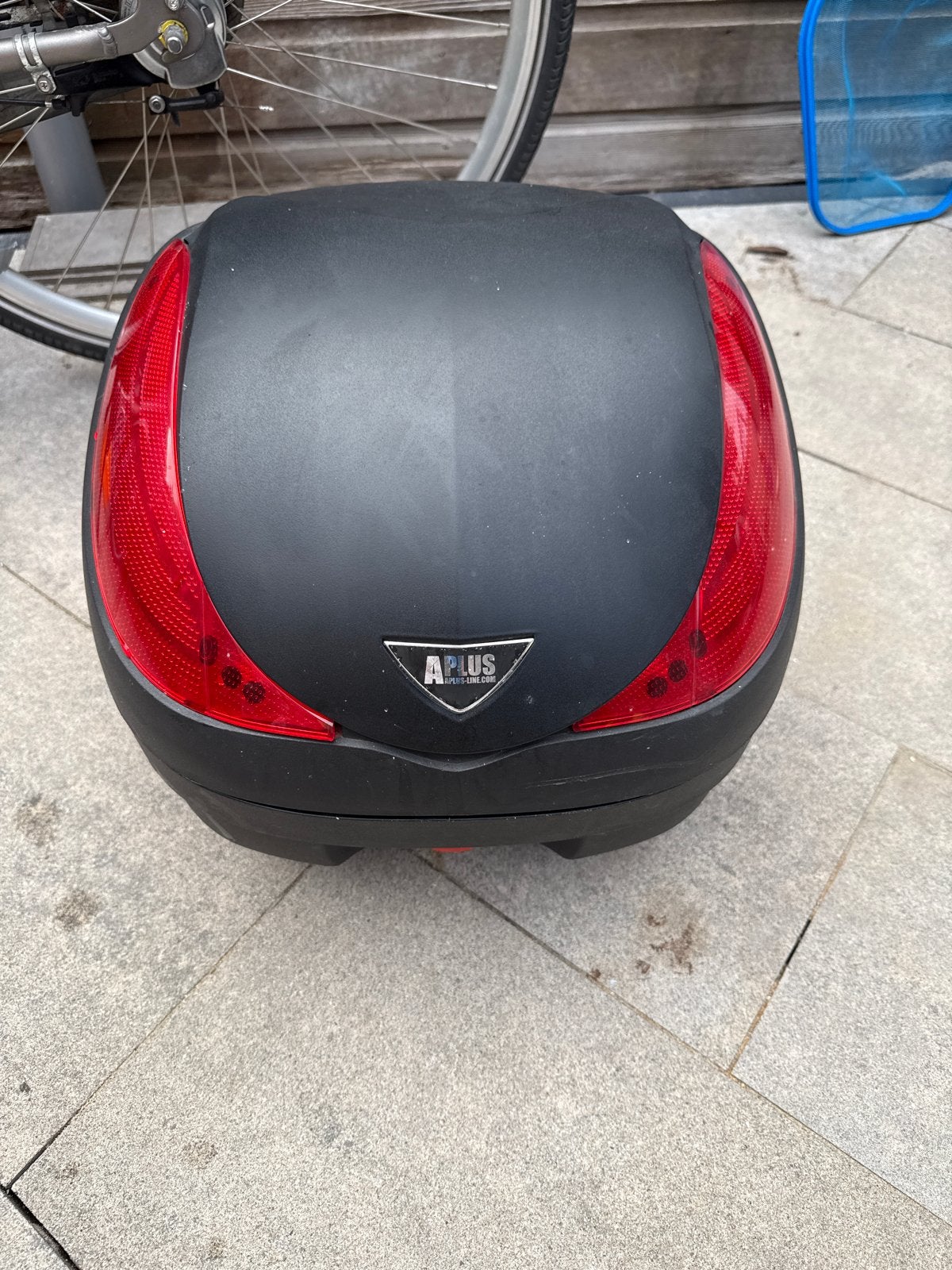 Aplus Scooter Topkoffer - Zwart met rode accenten, Fietsen en Brommers, Ophalen, Gebruikt