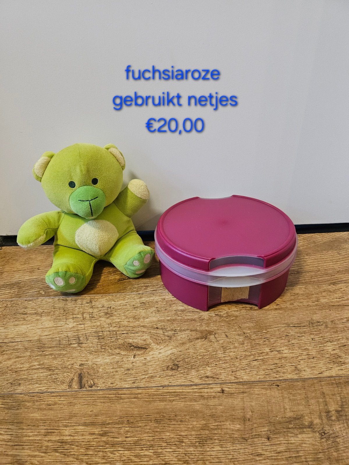 Tupperware fuchsiaroze vensterdoos koektrommel €20, Gebruikt, Overige kleuren, Overige typen, Ophalen of Verzenden