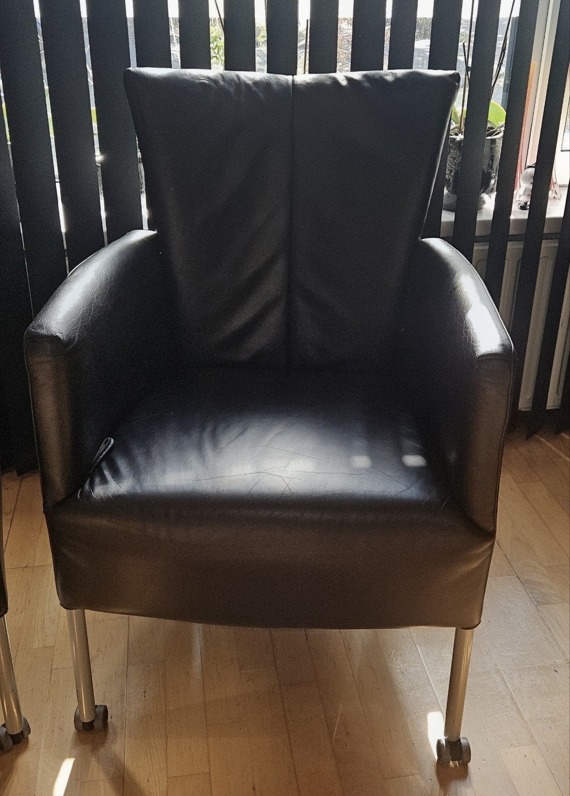 Zwarte leren fauteuils op wieltjes (4 stuks), Ophalen, Modern, Comfortabel, Gebruikt, Twee