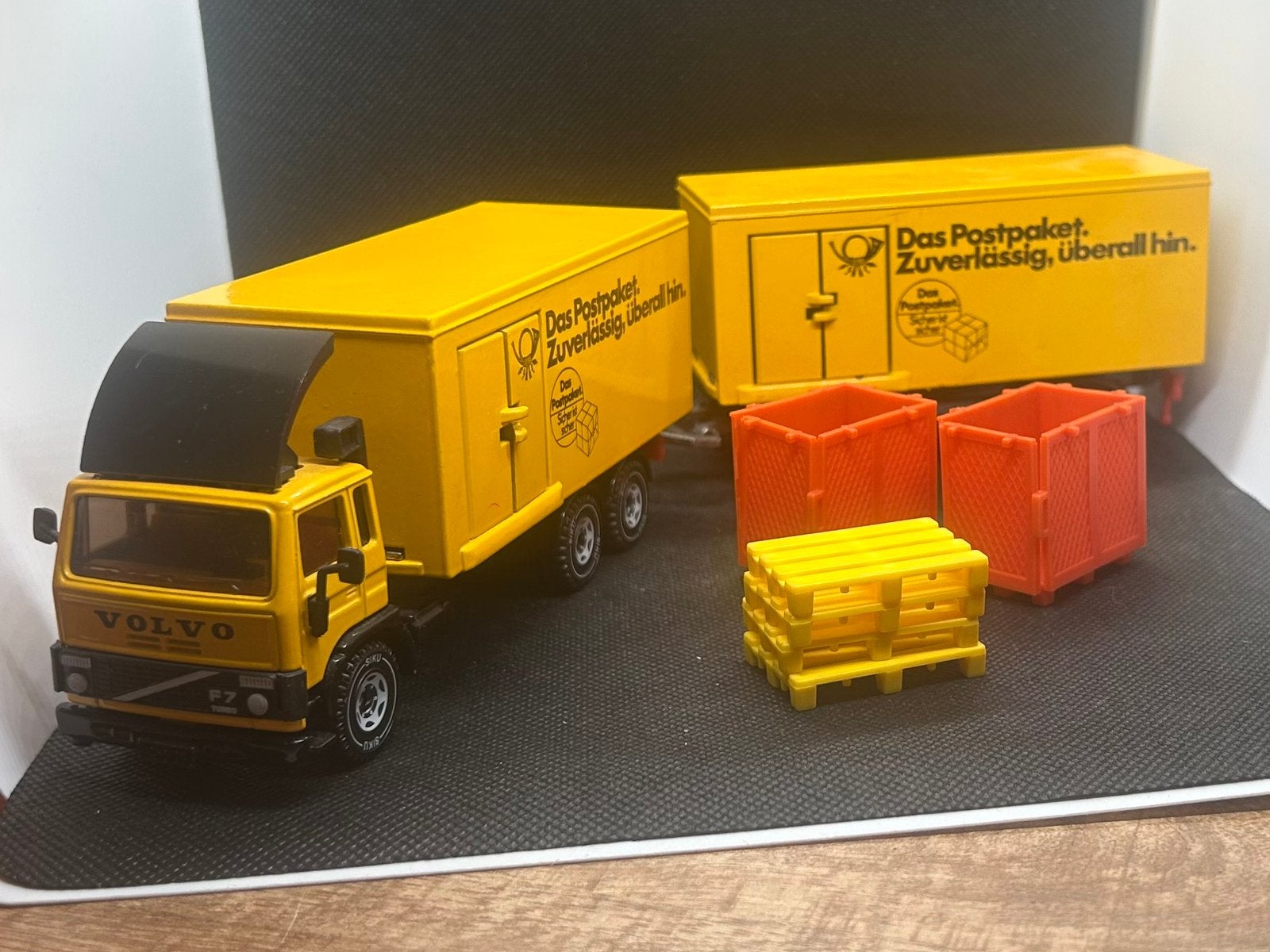 Siku Volvo F7 Das Postpaket 1:55, Verzenden, Zo goed als nieuw, Bus of Vrachtwagen