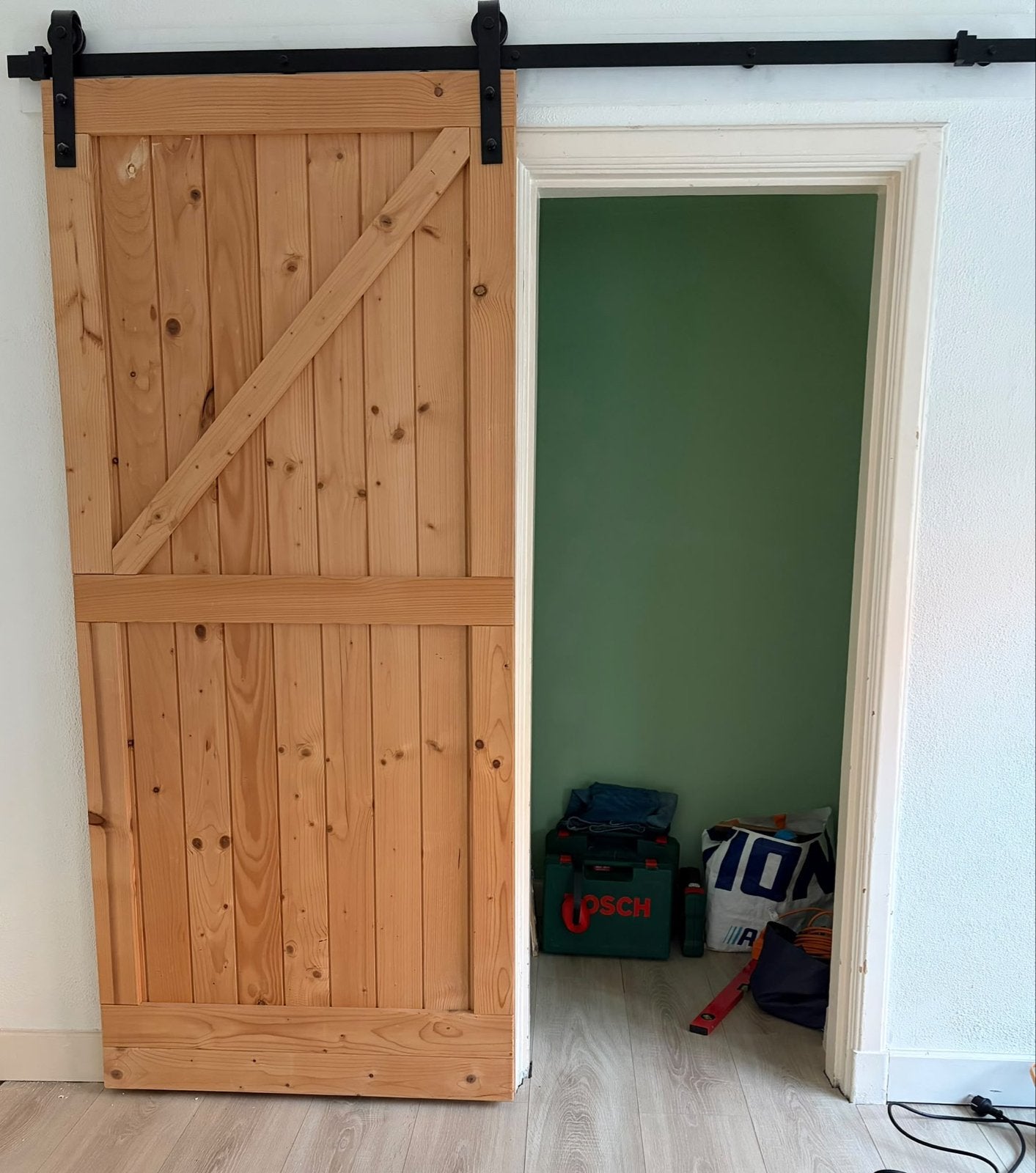 Massief houten schuifdeur (barn door) met railsysteem, Doe-het-zelf en Verbouw, Ophalen, Gebruikt, 80 tot 100 cm, Binnendeur