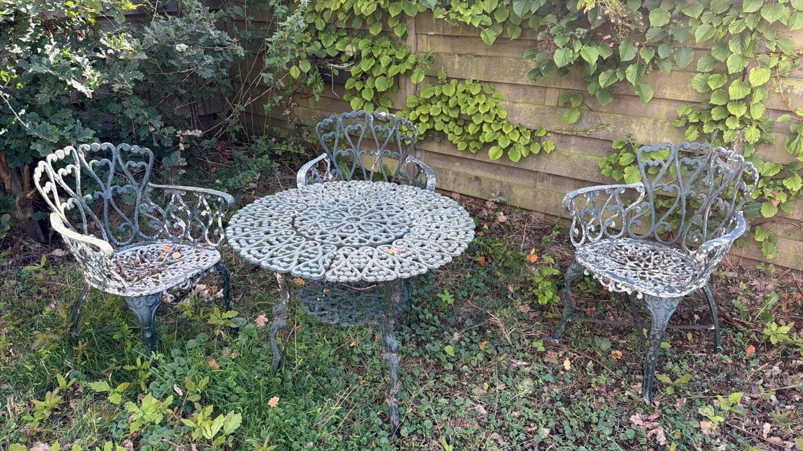 Antieke gietijzeren tuinset - 2 stoelen en tafel, Tuin en Terras, Overige materialen, Gebruikt, Tuinset, Eettafel
