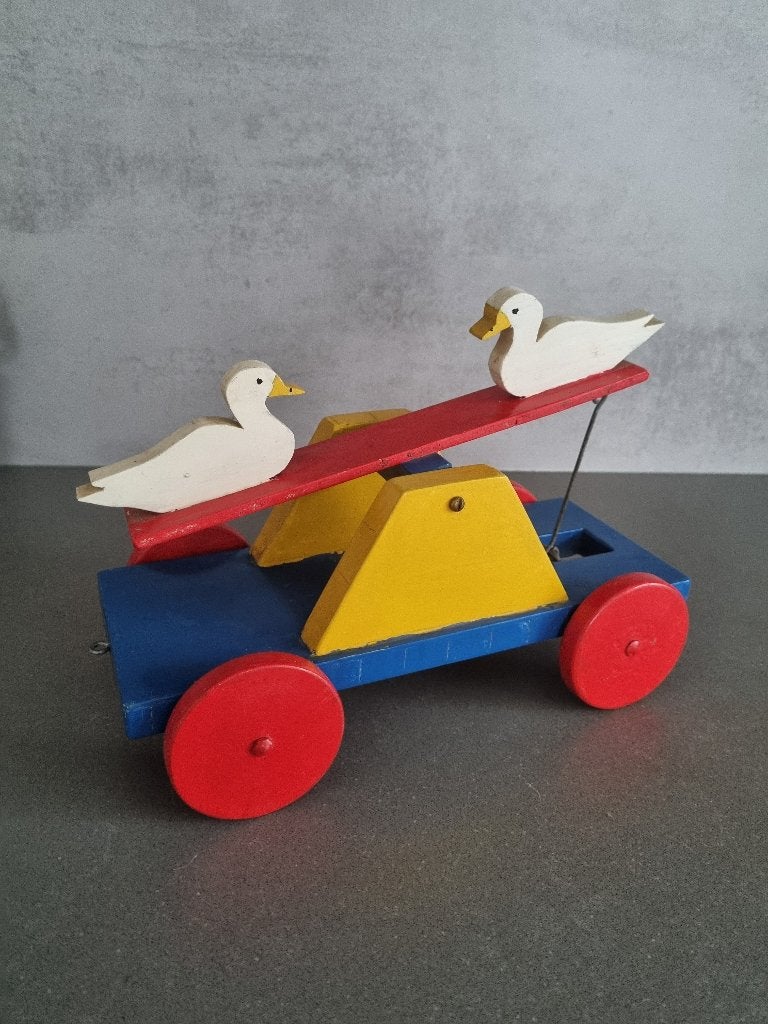 Vintage houten trekfiguur met eendjes op een wip, Ophalen of Verzenden