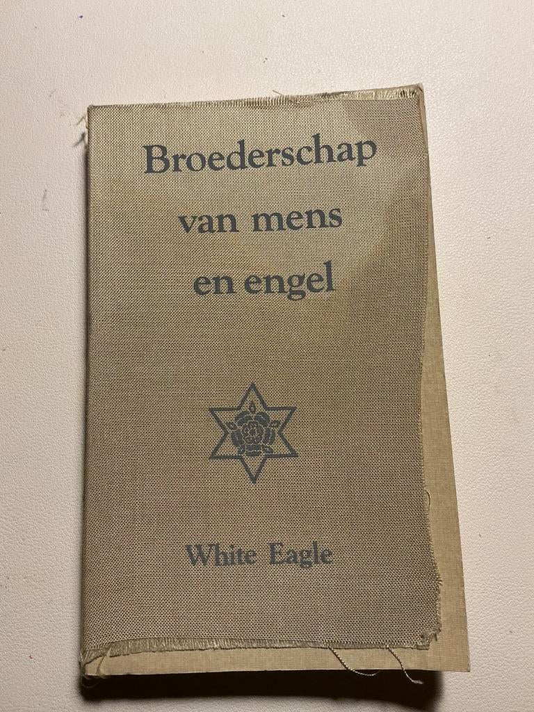WHITE EAGLE.  BROEDERSCHAP VAN MENS EN ENGEL, Boeken, Ophalen of Verzenden, Gelezen, Spiritualiteit algemeen, Achtergrond en Informatie