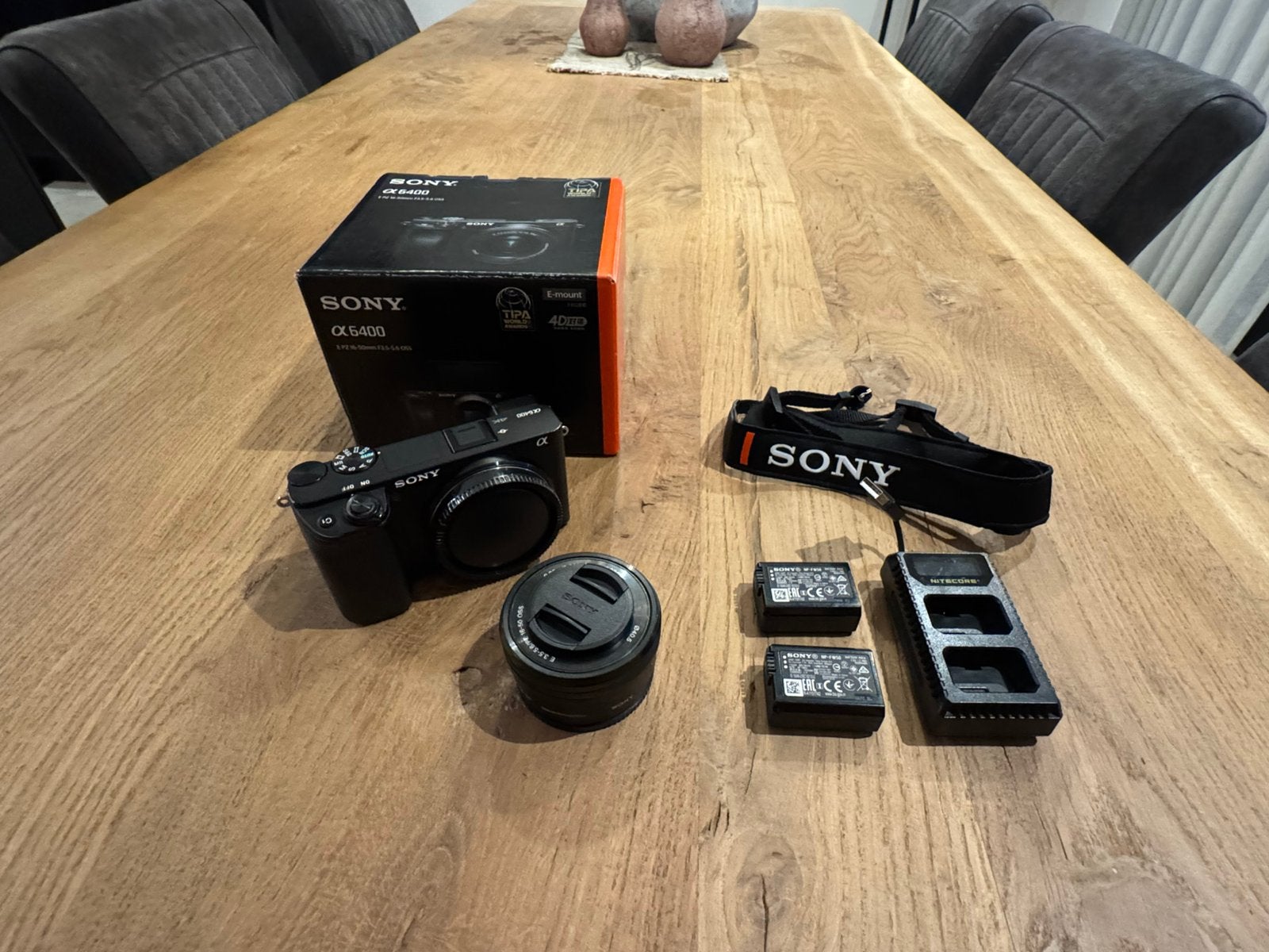 Sony A6400 + 16-50mm | Nieuwstaat | Complete Set + 2 Accu’s, Kantelbaar/draaibaar scherm, Screenprotector, Ophalen of Verzenden