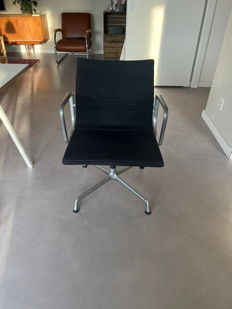 Vitra Eames EA 107 Vergaderstoel, Hopsak zwart, Gebruikt, Zwart, Ophalen of Verzenden, Bureaustoel